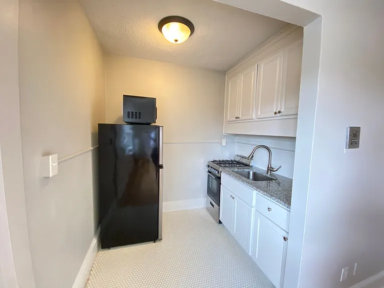 100 Howe Street — Photo 144