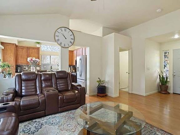 3rd image of 386 Gamay Ct