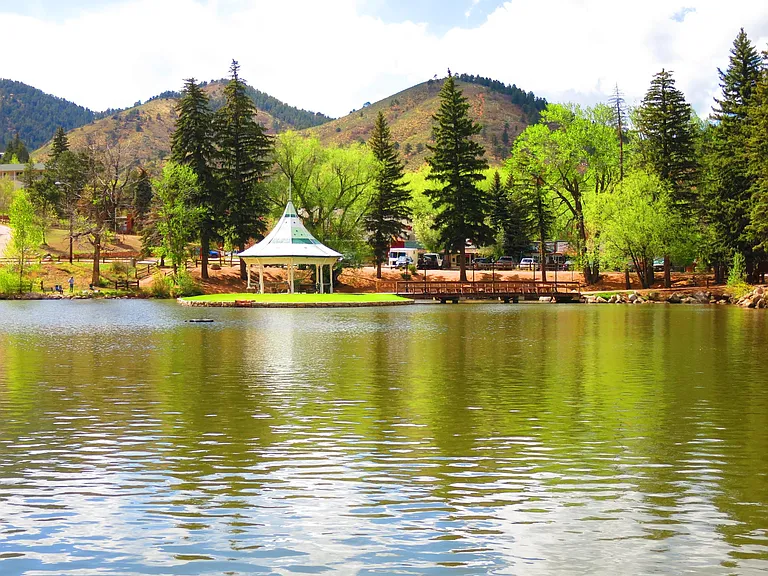 There is a park and a lake nearby