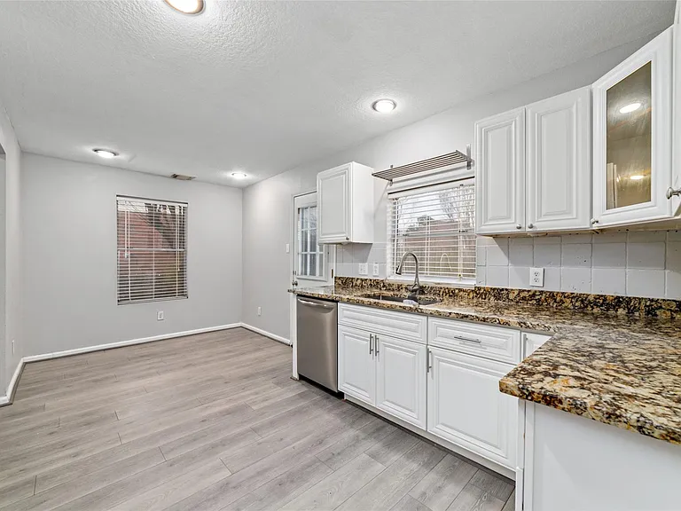10810 Meadow Walk Ln — Photo 7