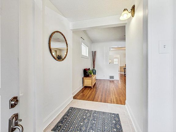 3rd image of 1178 S East Ave