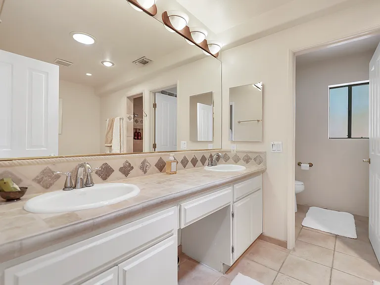 Shared bath with dual sinks