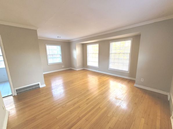 2527 N Lake Dr APT 4