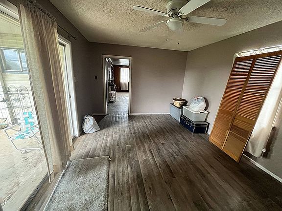 3rd image of 3112 Delano Ave