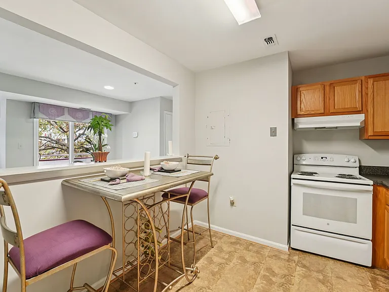 2 Bedrooms, 2 Full Bathrooms, 1147 Square Feet - Eat-in Kitchen, Pass-thru Breakfast Nook