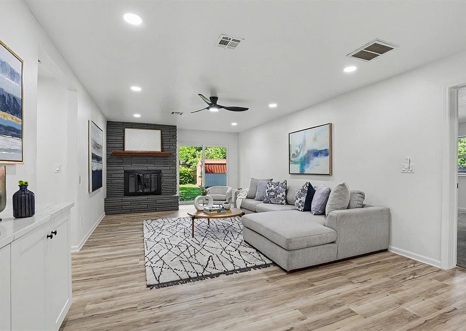 1st image of 210 E Vida Way