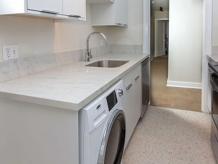 Pollyanna Apartments — Photo 38