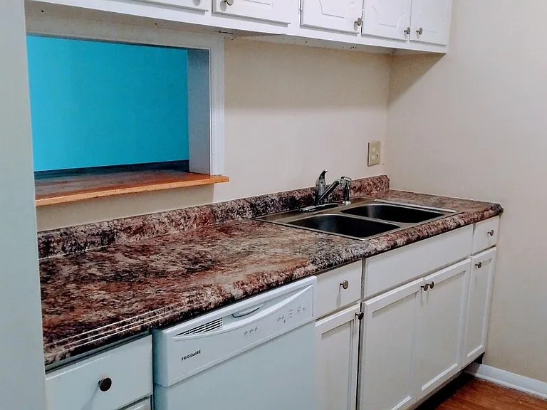 Suffolk Place Apartments — Photo 6