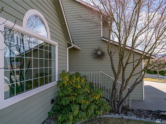 3rd image of 2410 Highland View Dr