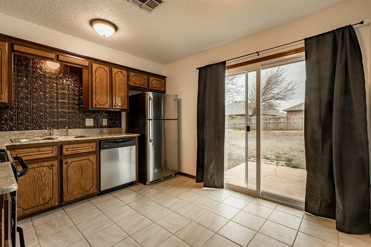 3 bed, 1.0 bath, 891 sqft, $1,225 — Photo 4