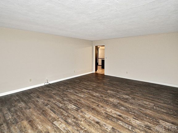 3rd image of 742 Honeysuckle Dr