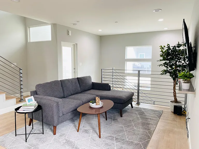 855 N McCadden Pl — Photo 10