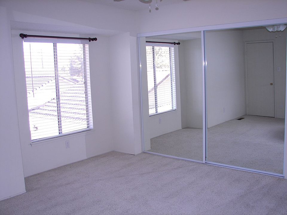 1st image of 1062 Bradley Sq