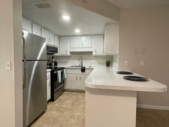 3rd image of 904 Lucas St Unit 1