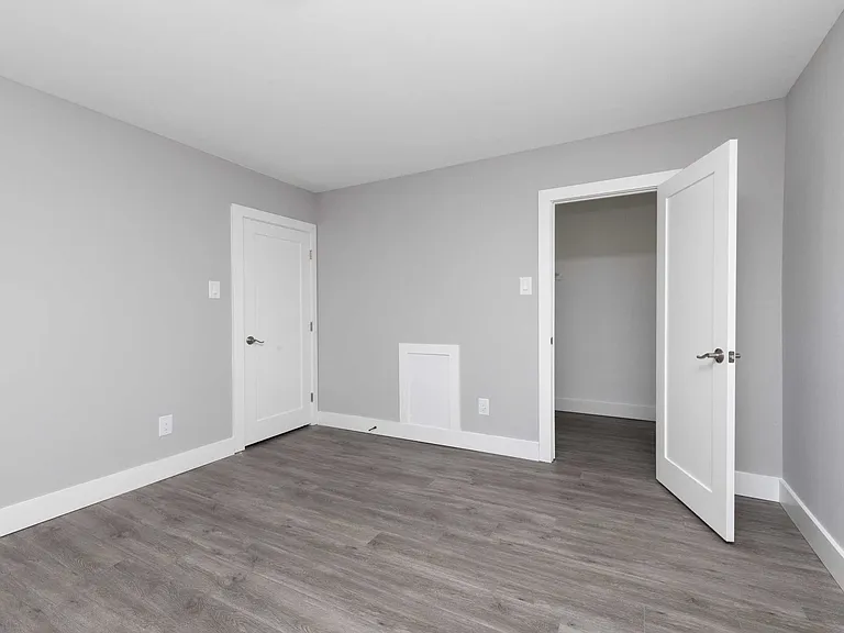 St. Laurent Apartments — Photo 4