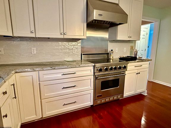 3rd image of 9 Greenview Dr