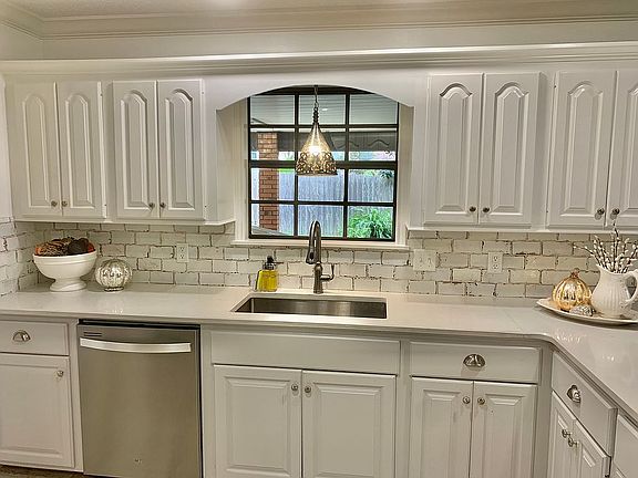 Quartz countertops
