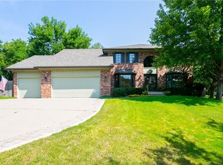 4301 Beaver Hills Dr, Des Moines, IA 50310