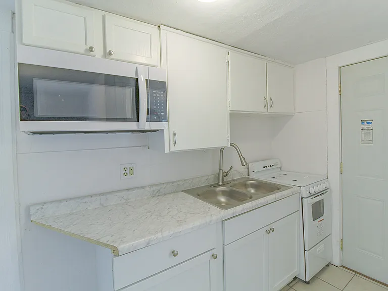 416 Douglas Ave — Photo 21