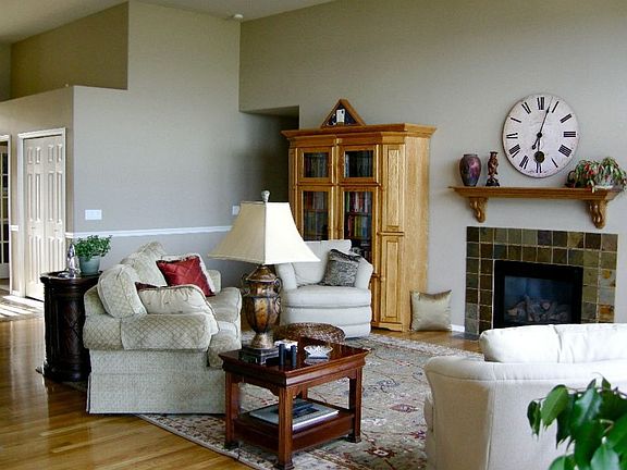 Hardwood floors, 14ft ceilings, slate tile gas P all make with home fantastic!