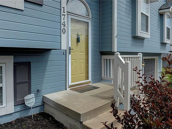 4th image of 1740 SE Embassy Dr