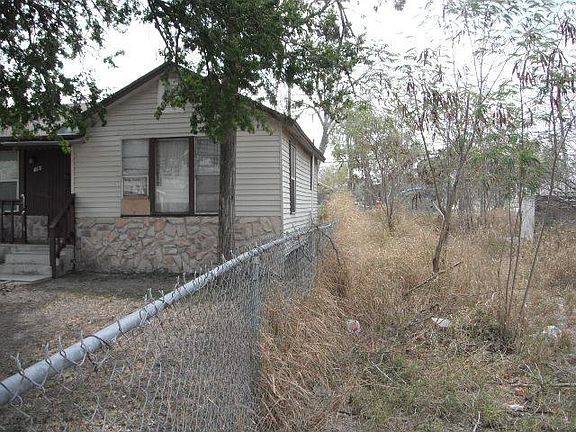 3rd image of 318 W Avenue C