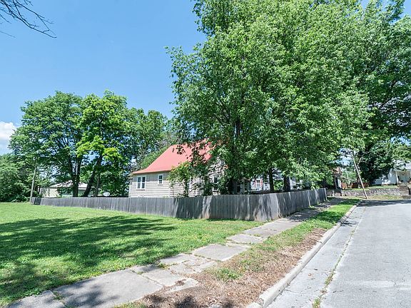4th image of 502 Iowa St