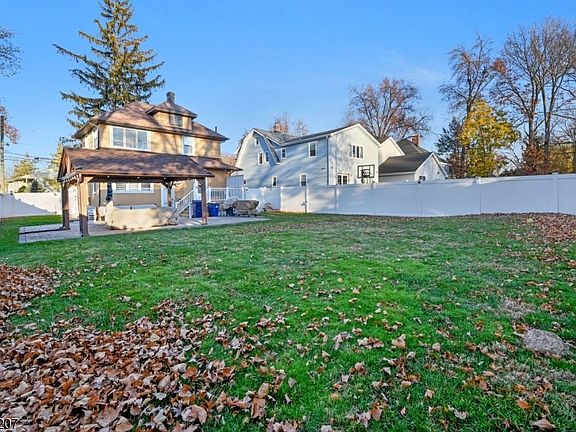 4th image of 67 Spring Valley Ave