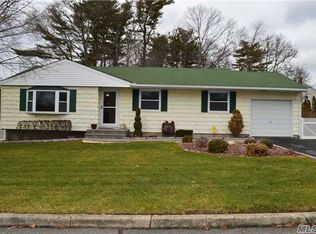 16 Highland Pl, Farmingville, NY 11738