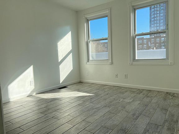 2nd image of 2000 Vyse Ave #3