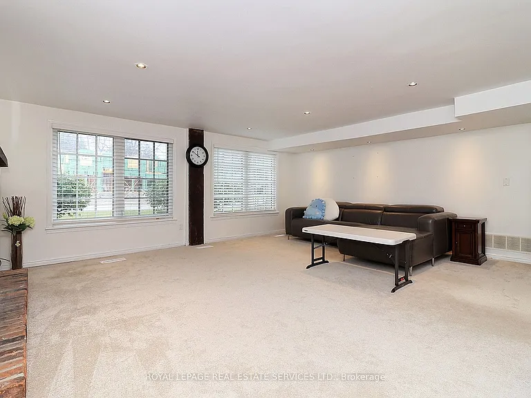 222 Alscot Cres — Photo 16