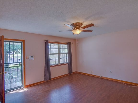 2nd image of 1384 Bennington Dr