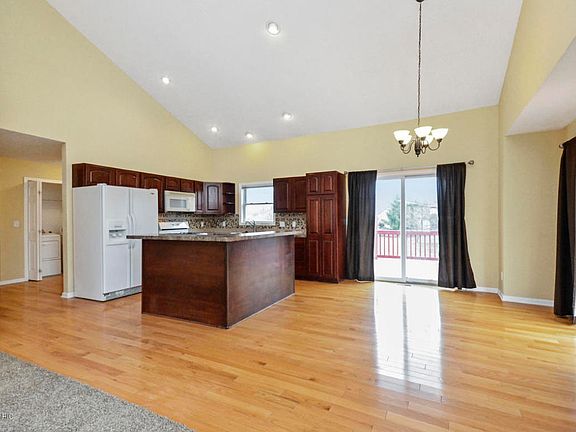 3rd image of 6050 Glengarry Dr SE