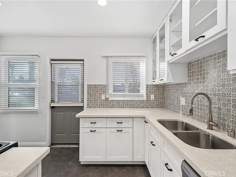 5715 Campo Walk — Photo 7