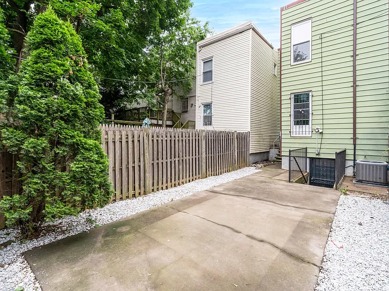 28 Jones St — Photo 30