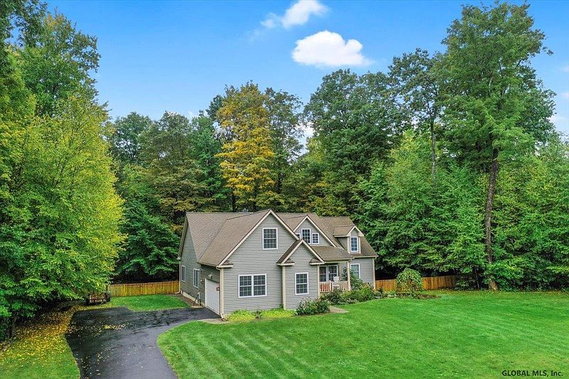 3rd image of 8 RIVERCREST Road