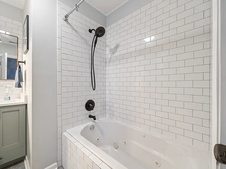1435 W Addison St #2 — Photo 12