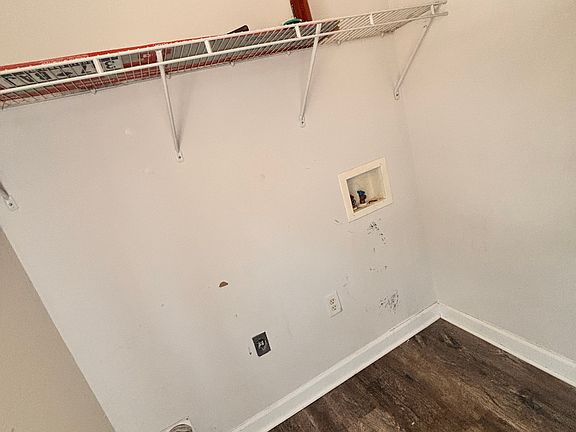Mudroom (washer & dryer hookup)