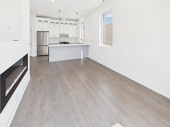 4th image of 4055 S Prairie Ave #1