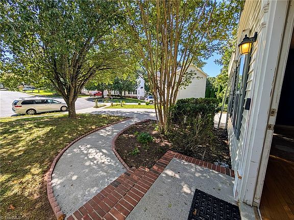 4th image of 1020 Woodland Pointe Dr