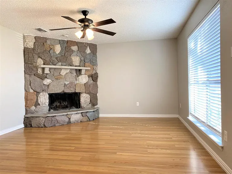 6059 Shadydale Ct — Photo 3