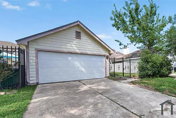 11820 Spring Grove Dr — Photo 2