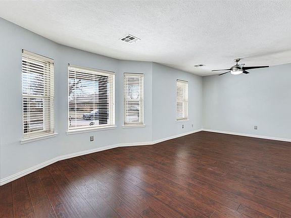 5th image of 709 Pepperdine Ave