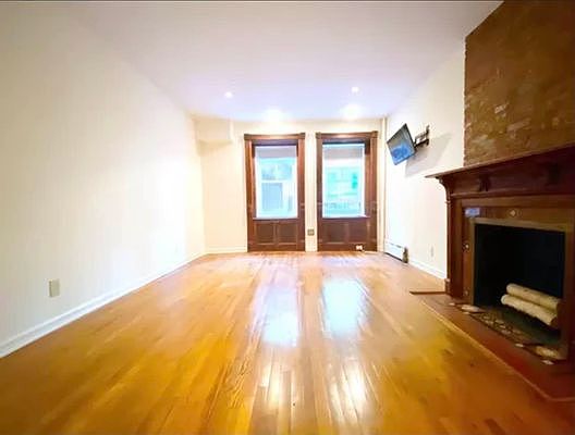 3rd image of 104 W 74th St #A