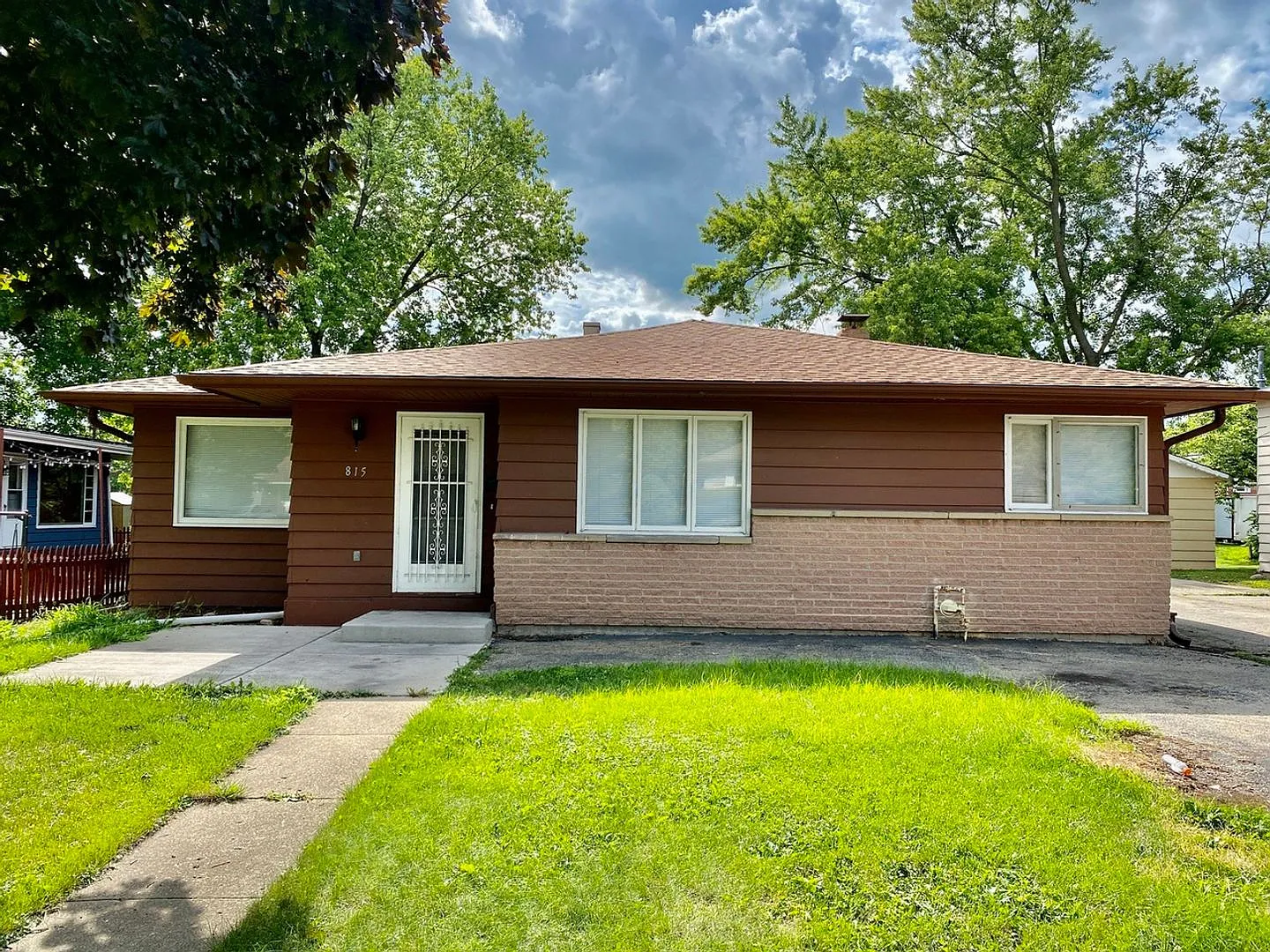 815 Charles: 2-Bedroom Home with Study/Den. Utilities included! — Photo 1