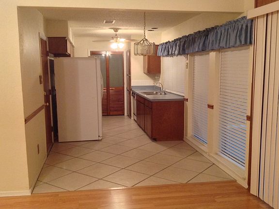 5th image of 725 N Deerfield Cir