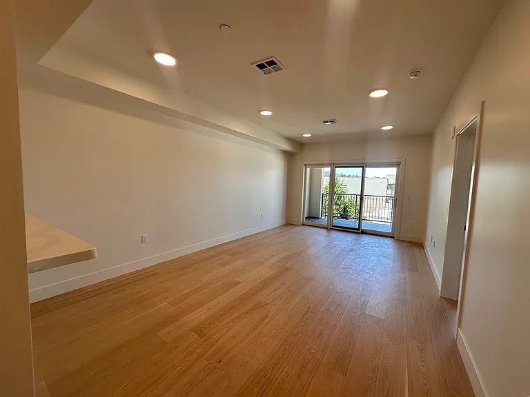 560 El Camino Real #302 — Photo 13