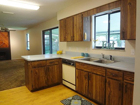 4th image of 521 NE 47th Ct