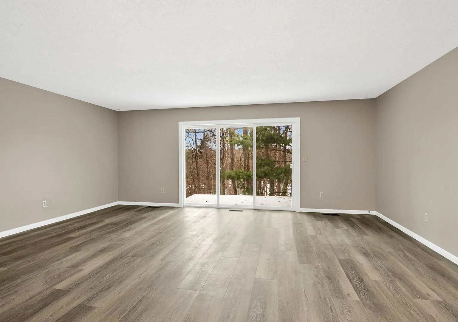 Modern 3-Bedroom Duplex in Holiday Hills, Traverse City — Photo 2