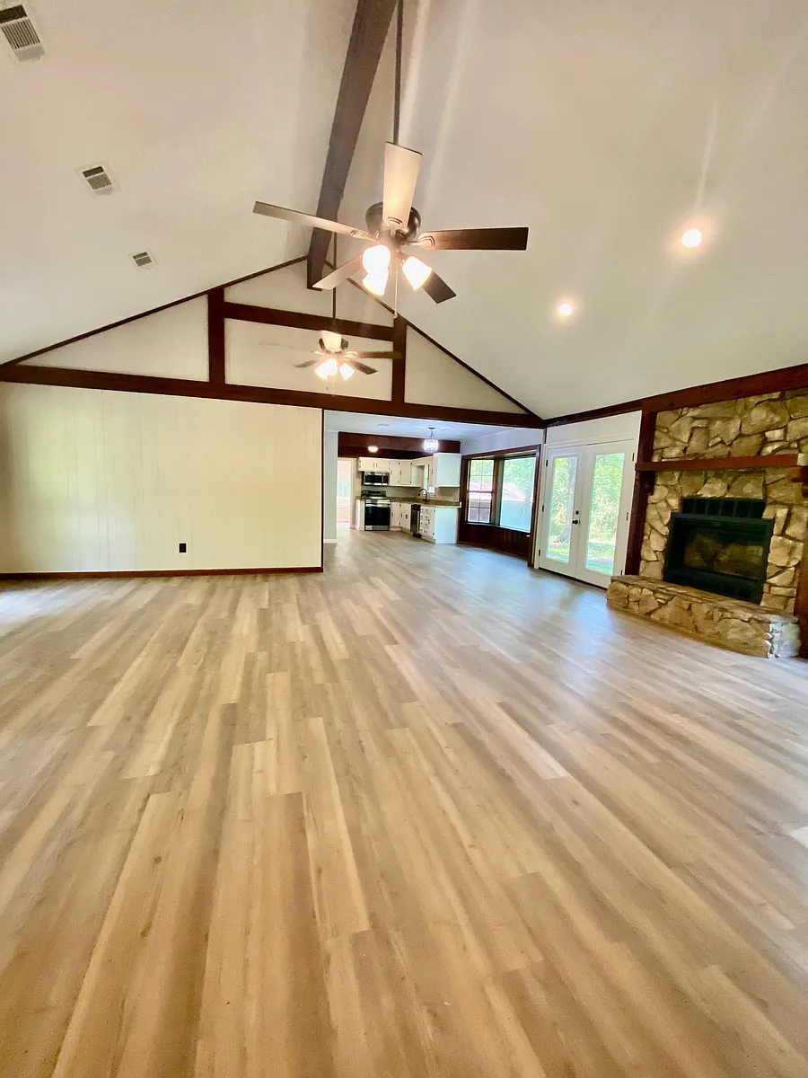Building Photo - 256 Lake David Dr